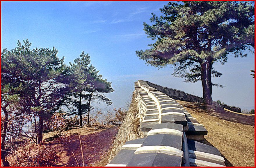 1996-18-058 - Namhansabsong - along the fortress wall - (Photography by Karsten Petersen)