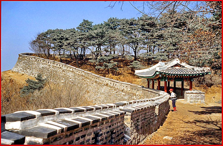 1996-18-061- Namhansansong - the wall and the watch tower of So Mun, - the West Gate - (Photography by Karsten Petersen)
