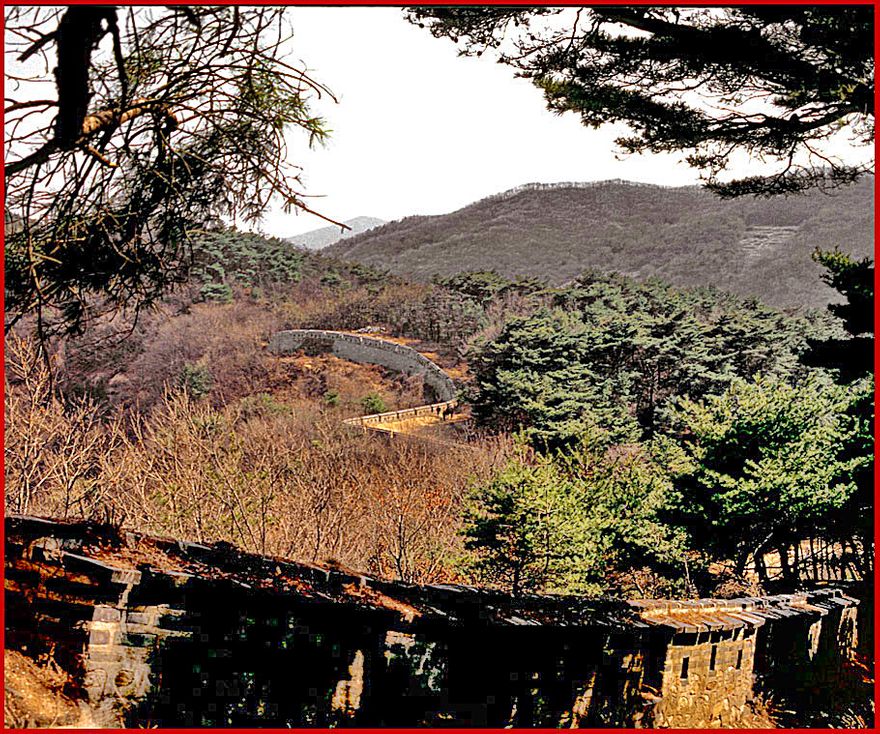 1996-18-077 - Namhansansong - twisting and turning towards the North gate - (Photography by Karsten Petersen)