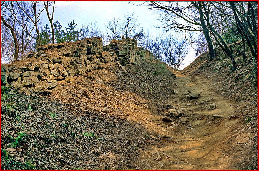 1996-34-077 - Namhansansong - the trail along the crumbling wall - (Photography by Karsten Petersen)