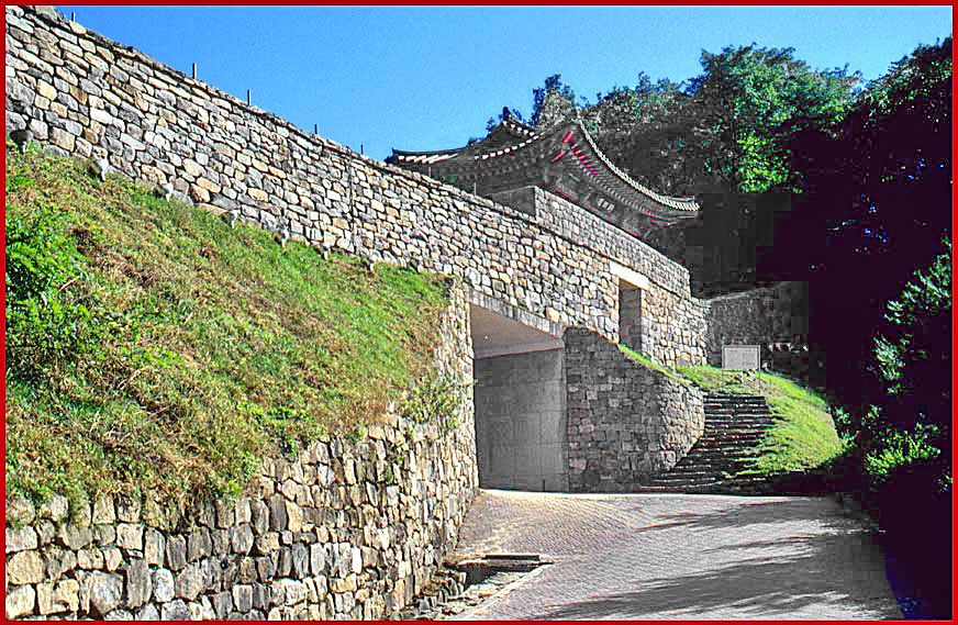 2000-27-034 - The Kongsansong fortress - the main gate - (Photography by Karsten Petersen)