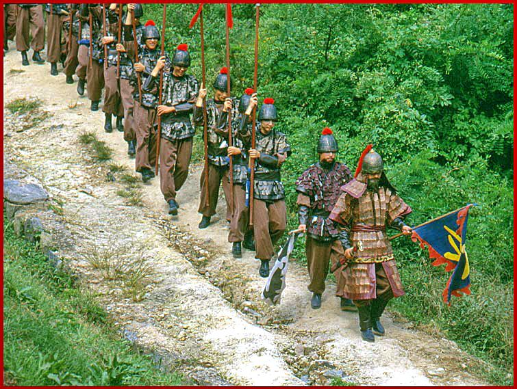 2000-29-058 - The relieving soldiers on their way from their camp - - - (Photography by Karsten Petersen)