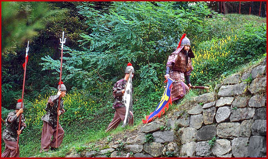 2000-30-002 - Entering the wall - (Photography by Karsten Petersen)