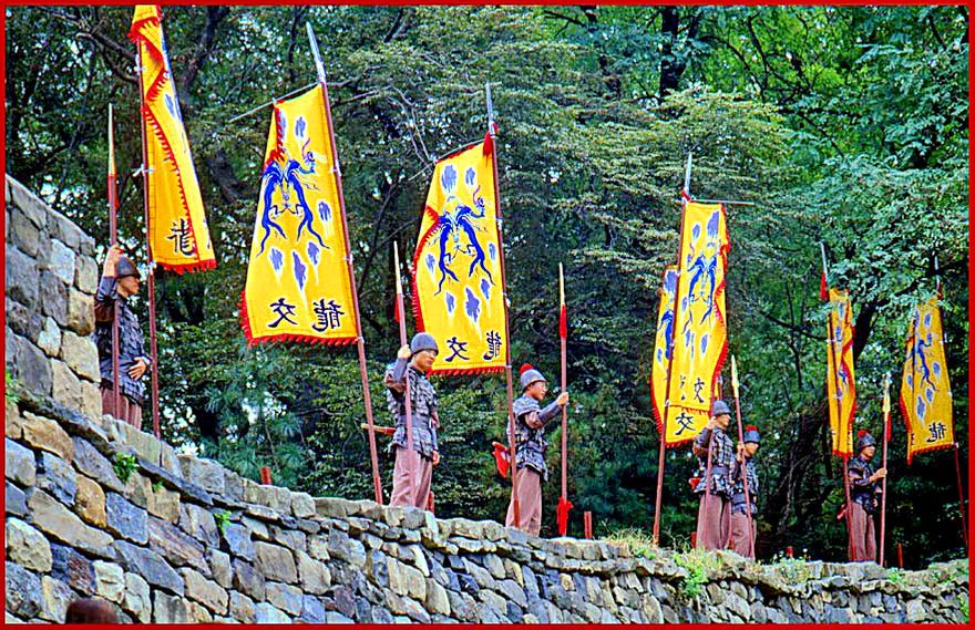 2000-29-082 - The guards in position -  (Photography by Karsten Petersen)