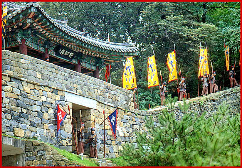 2000-29-091 -  The main gate of the old Paekche fortress Kongsansong -  (Photography by Karsten Petersen)