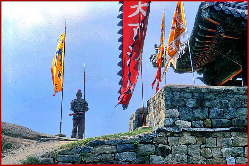 2000-29-096 - - and a soldier of the Paekche army keeps watch on the wall of Kongsansong fortress wall - (Photography by Karsten Petersen)