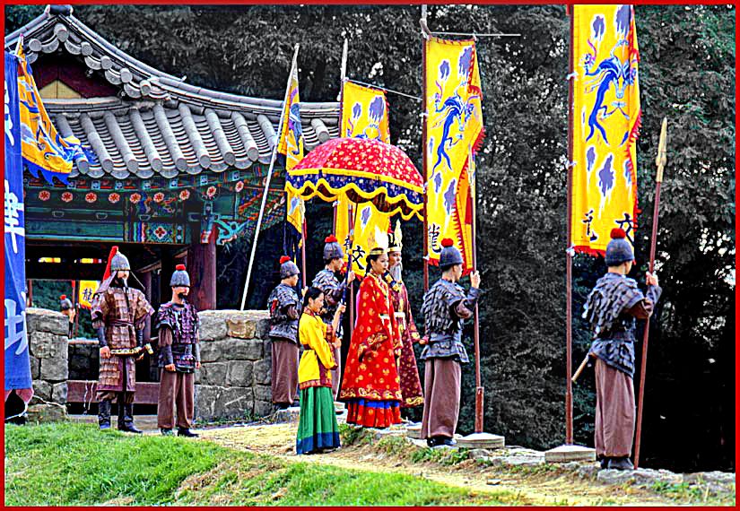 2000-30-027 - The King and Queen of the Paekche kingdom arrive - - inspecting the new guard, and the defense of the city - (Photography by Karsten Petersen)