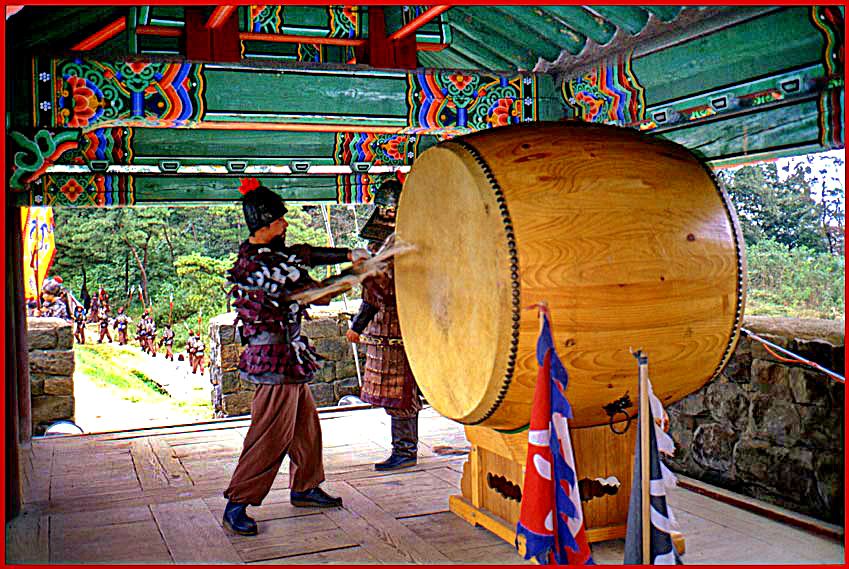 2000-30-030 - The big ceremonial drum is beaten - (Photography by Karsten Petersen)