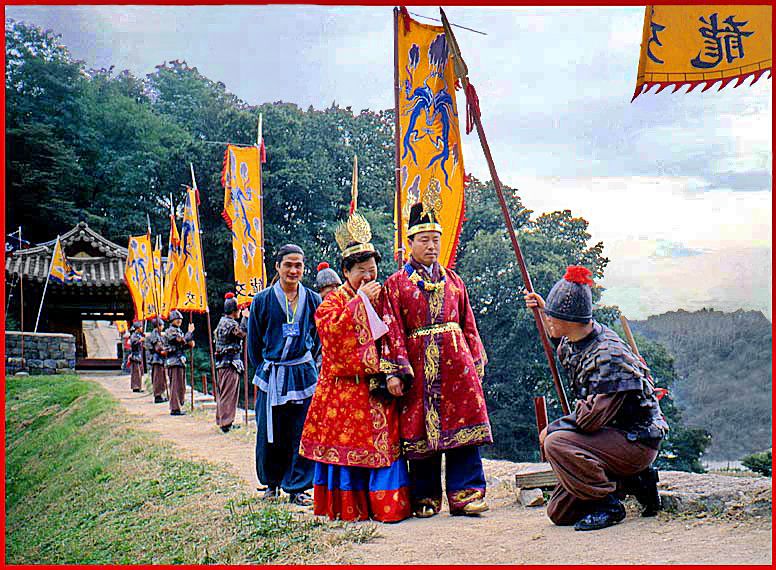 2000-30-032 -  Obviously important people, - dressed like the King and Queen - (Photography by Karsten Petersen)