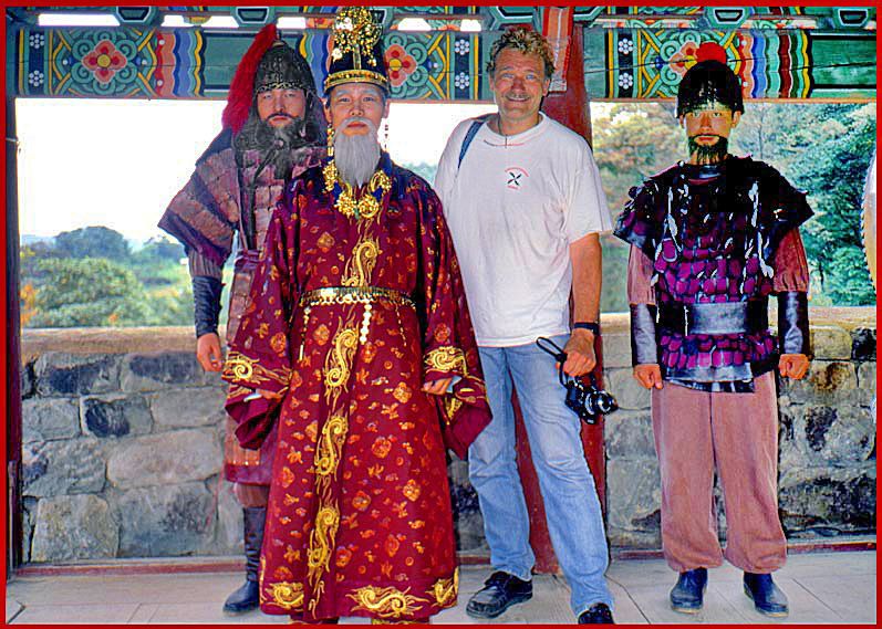 2000-30-051 - And here the Paekche King with a foreign messenger , - ME -, from a friendly nation, - Denmark -, lying far, far away at the other side of the World, - flanked by the General of the army and a guard - (Photography by one of the Royal staff of the Paekche Kingdom)