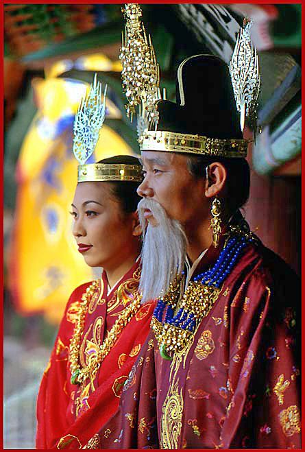 2000-30-064    - The King and Queen of Paekche -  (Photography by Karsten Petersen)