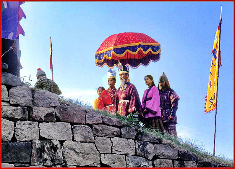 2000-30-077 - Obviously satisfied with his inspection of the defense of his fortress, - the King of Paekche and his Queen leave the wall of Kongsansong together with the General and the court ladies - (Photography by Karsten Petersen)