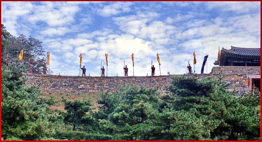 2000-30-082 -  and the manned fortress wall, - as dusk falls over the Kongsansong fortress - (Photography by Karsten Petersen)