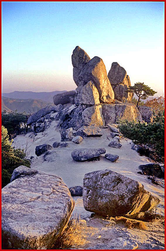 1999-09-083 - Palgongsan - strange rocks, - halfway up Tong-bong - (Photography by Karsten Petersen.)