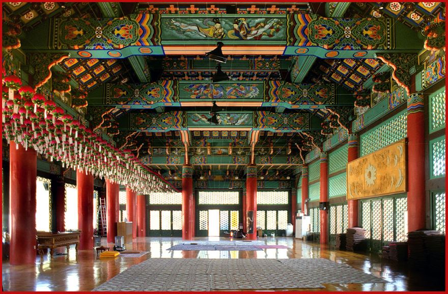 2002-11-039 - Tonghwasa Temple The interior of new great hall at the Buddha for Unification Desire - (Photography by Karsten Petersen)
