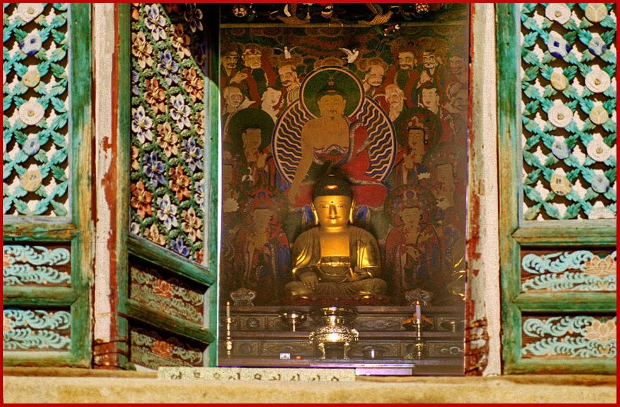 1999-09-072 - Tonghwasa - a look inside to the great Buddha - (Photography by Karsten Petersen)