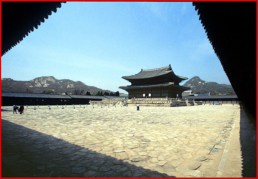 1996-33-041 - Kyongbokkung - the main hall of the Kyongbokkung Palace in downtown Seoul - -  Pukhansan mountain behind, - and excellent 