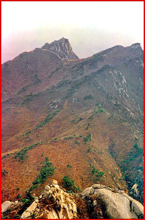 1996-34-058 - Pukhansan - another view to the Pukhansansong fortress wall, - high up on top of the ridge behind - (Photography by Karsten Petersen)