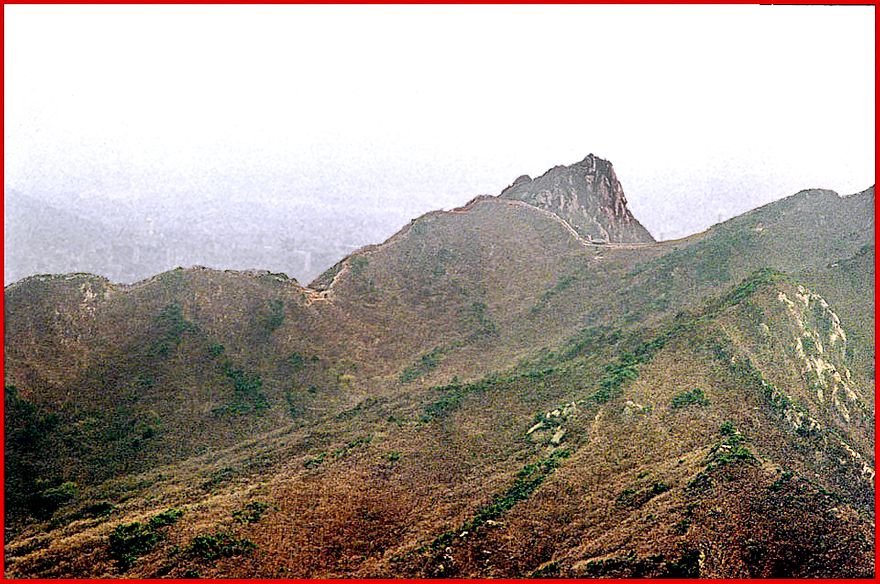1996-34-059 - Pukhansan - high on the ridge, - the Pukhansansong fortress wall - - take note of the two fortress gates that can be seen on this picture - (Photography by Karsten Petersen)