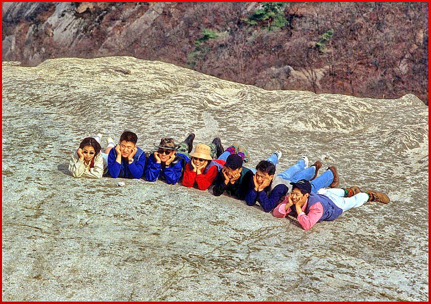 1996-34-063 - Pukhansan - the Korean way, - beautiful people in a beautiful country - locals obviously enjoying their trip to the top of Paekundae - (Photography by Karsten Petersen)