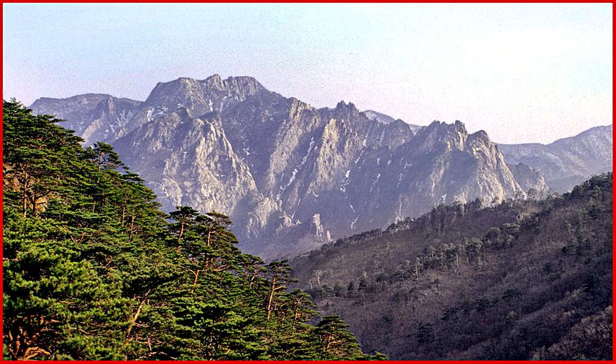 1996-30-099 - Soraksan - soon down from the hike to the top of Ulsan-bawi - (Photography by Karsten Petersen)