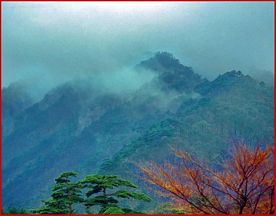 1996-31-014 - Soraksan - the slopes of Chipsonbong, - below Kwonkumsong - , seen from the Ssangchon river valley (Photography by Karsten Petersen)