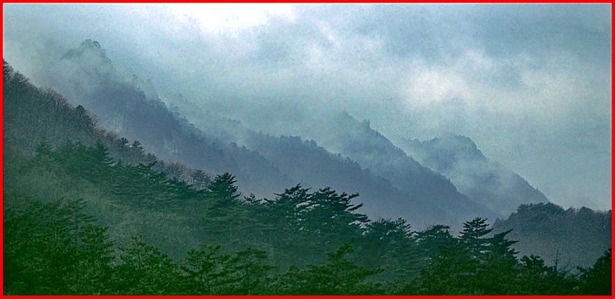 1996-31-029 - Soraksan - in mist, - view into the Chohangnyong valley between Ulsanbawi and Chipsonbong - (Photography by Karsten Petersen)
