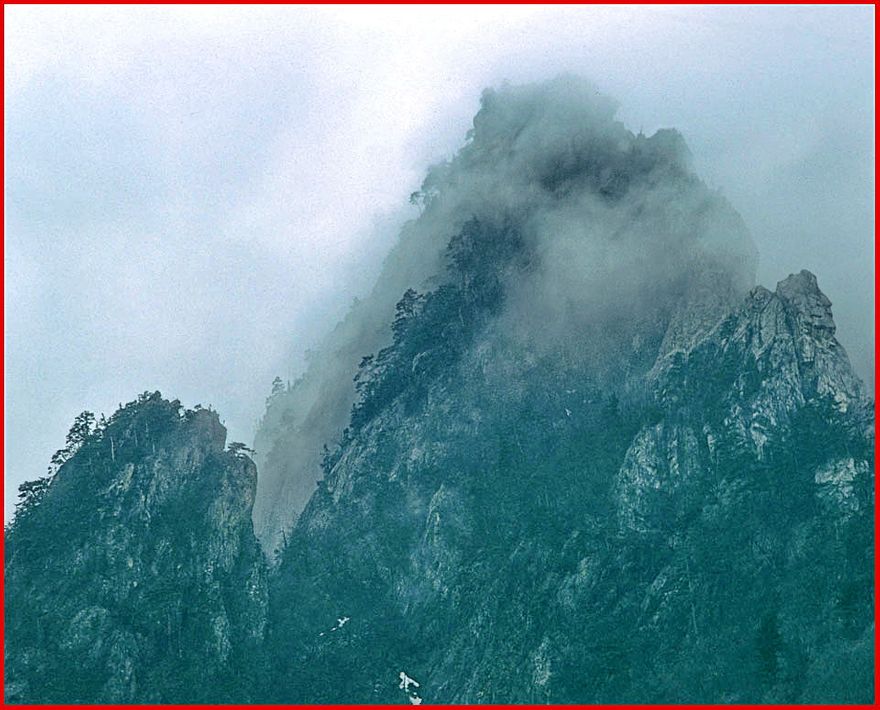 1996-31-036 - Soraksan - a closer view of the mist shrouded peaks - (Photography by Karsten Petersen)