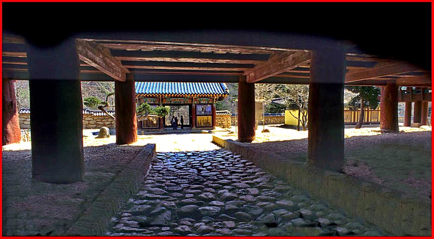 1996-30-035 - Shinghung-sa - inside the temple grounds - (Photography by Karsten Petersen)