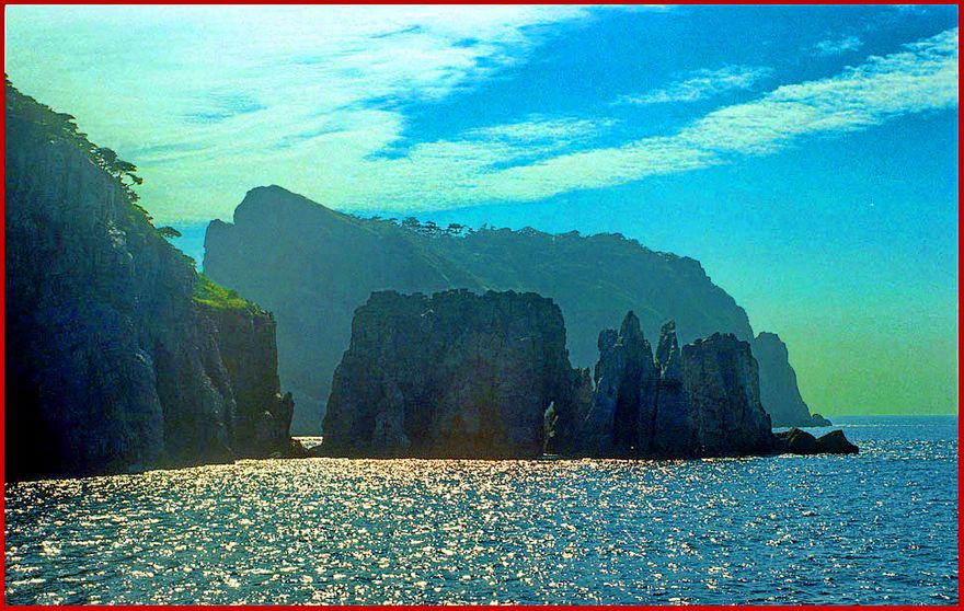 1997-22-006 - Hongdo - against the light, - view to the magnificent rocks to the right of the landing beach - (Photography by Karsten Petersen)