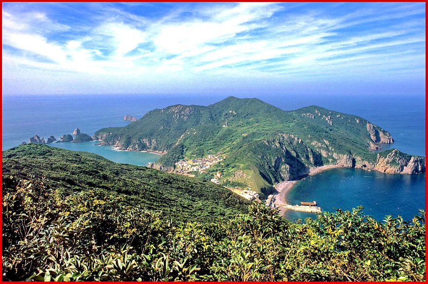1997-22-013 - Hongdo - view from Kittabong to village Il-gu and the beach below - (Photography by Karsten Petersen)