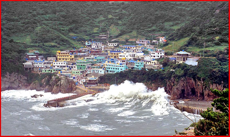 1997-22-056 - Hongdo - typhoon waves hitting the breakwater in front of village Il-gu - (Photography by Karsten Petersen)