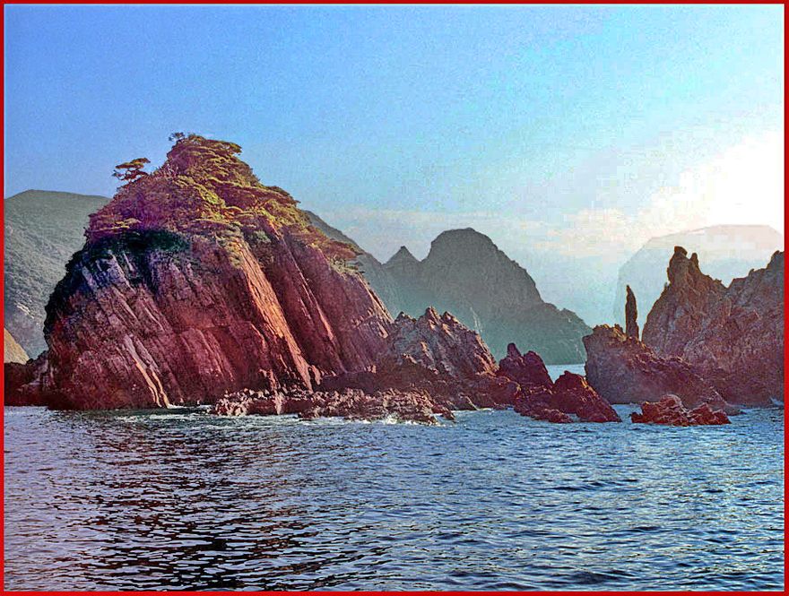 1997-23-002 - Hongdo - typical Hongdo rocks in early morning light - - (Photography by Karsten Petersen)