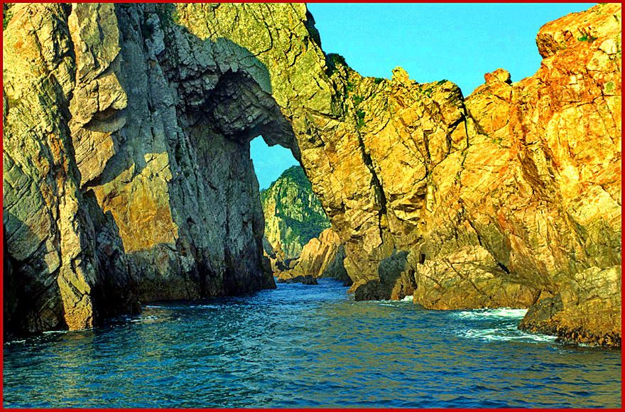 1997-23-003 - Hongdo - Hongdo rocks, - a closer view from the sea - (Photography by Karsten Petersen)
