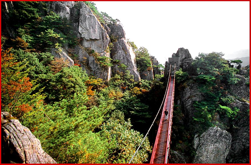 2000-32-061 - Taedunsan - a little help on the way up, - a suspension bridge - (Photography by Karsten Petersen)