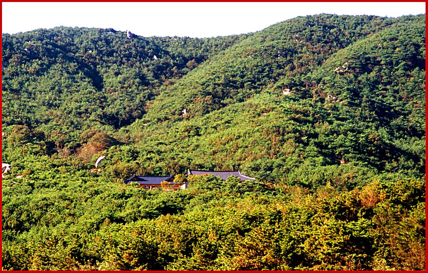 2000-32-001 - Toksan - Toksungsan hillside studded with big boulders, - and temple roofs - (Photography by Karsten Petersen)