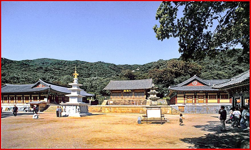 2000-31-016 - Sudok-sa - the temple grounds - (Photography by Karsten Petersen)
