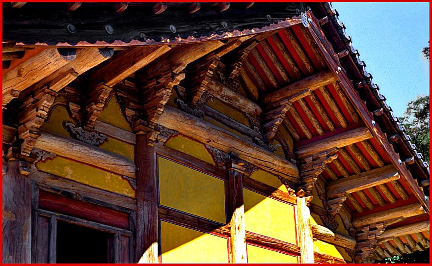 2000-31-044 - Sudok-sa - architectural details of the old main hall - (Photography by Karsten Petersen)