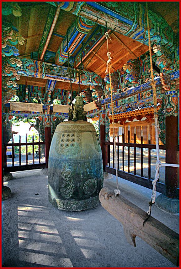 2000-31-025 - Sudok-sa - the temple bell - (Photography by Karsten Petersen)