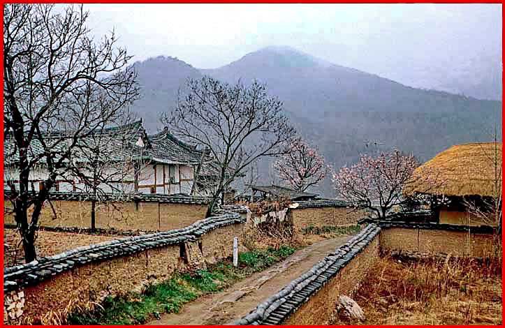 1996-29-030  - Typical Hahoe street - lined with walls - -