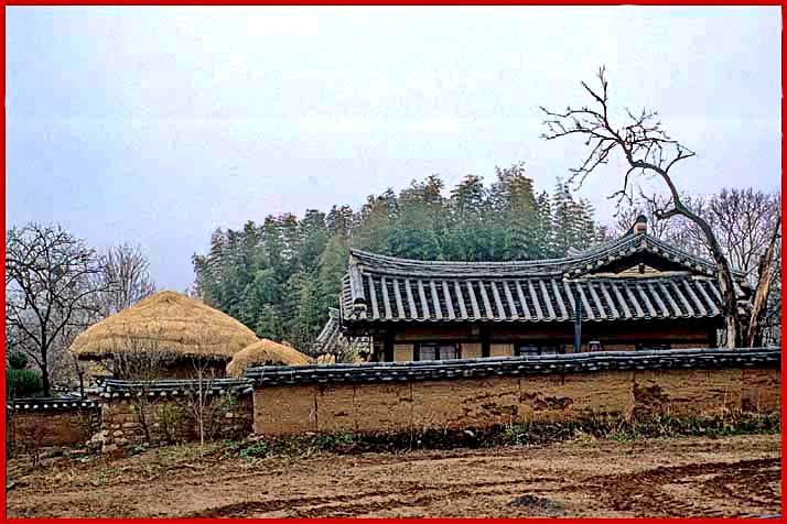 1996-29-009  - Hahoe - with beautiful, traditional farm houses - - -