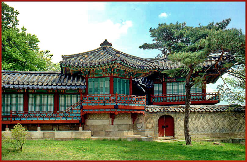 1991-04-071  - The Naksonjae House within the Changdokkung Palace grounds in central Seoul.  Here members of the Korean Royal family used to live - - -