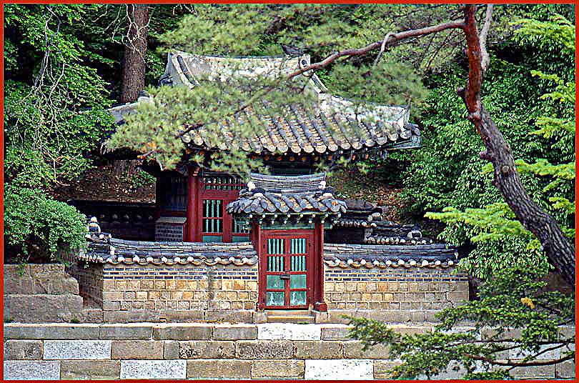1991-04-076  - The Puyongjong Pavillion - a beautiful structure of great harmony at the Puyongji Pond in the 