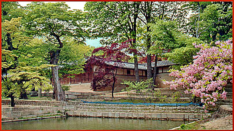 1991-04-084  - The Yonkyodang House - an example ofhowa traditional, high class house is laid out - inside the 