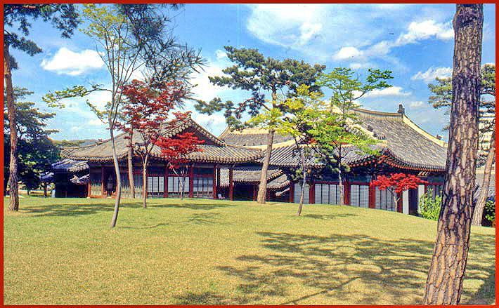 1991-05-084  - Here a picture from the Changgyongung Palace ground in Seoul - Left the Sungmundang Hall - and to the right - the Munjongjon -