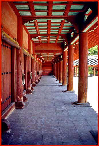 1991-05-075  - A look along the corridor of the Chongjon Hall of the Royal Ancestral shrine -