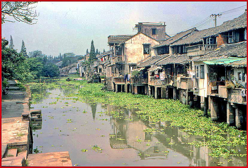 2002-25-V36  -  A part of Wuzhen - still very original - which has not yet been made into a tourist attraction - - -
