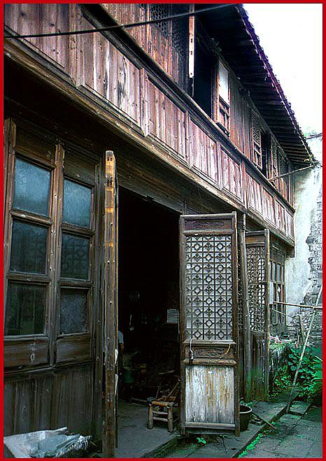 2002-25-V26  - the innermost courtyard - the old woman's house - - -   Could I get inside in order to take photos????