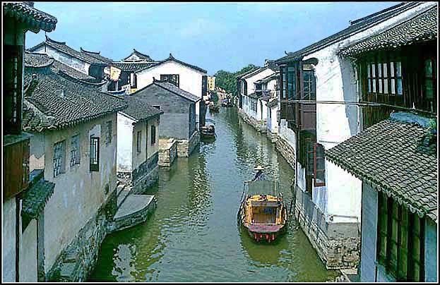 2002-33-H05  - A quiet canal - in the morning - before the tourists arrive - - -