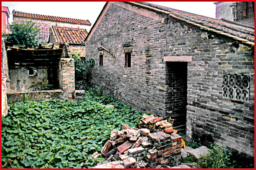 2003-14-035  - Some old village architecture.   (Photo- and copyright:  Karsten Petersen)